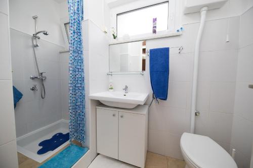 ein Badezimmer mit Waschbecken, Toilette und Dusche in der Unterkunft BOZENA in Crikvenica