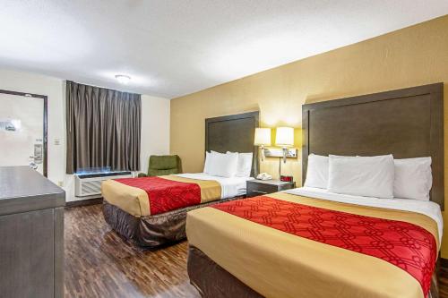 Postel nebo postele na pokoji v ubytování Econo Lodge Inn & Suites Matthews - Charlotte