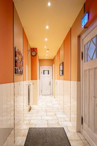 a hallway with a door and a tile floor at FineApartment Rendsburg in Rendsburg
