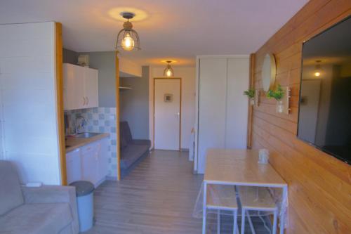 un salon avec un canapé et une table dans l'établissement Studio Isola 2000 au Hameau, à Isola