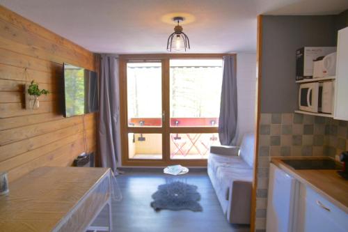 Kuchyňa alebo kuchynka v ubytovaní Studio Isola 2000 au Hameau