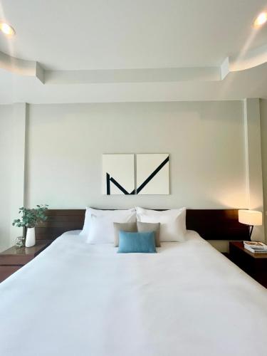 Postel nebo postele na pokoji v ubytování The Langstan Suites