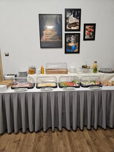 a table with food on top of it at Hotelik Elka-Sen in Szczecin