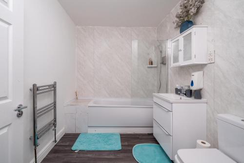 ロンドンにある3 bed home by Canning Town stationの浴槽、トイレ、洗面台を備えたバスルーム
