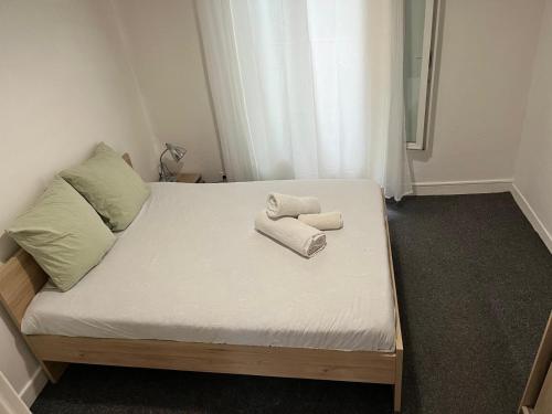 - un lit avec des serviettes dans l'établissement Charmant F2 de 35 m2 idéalement situé à Épinay-sur-Seine, à Épinay-sur-Seine