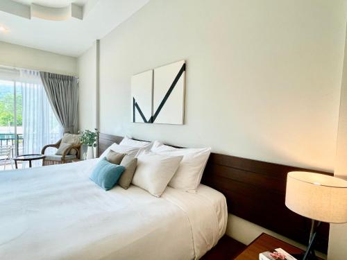 Postel nebo postele na pokoji v ubytování The Langstan Suites