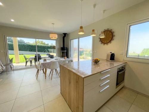 une cuisine avec un comptoir et une salle à manger avec une table dans l'établissement LaDolceVita123 Spa Sauna Terrasse couverte WIFI, à Monistrol-sur-Loire