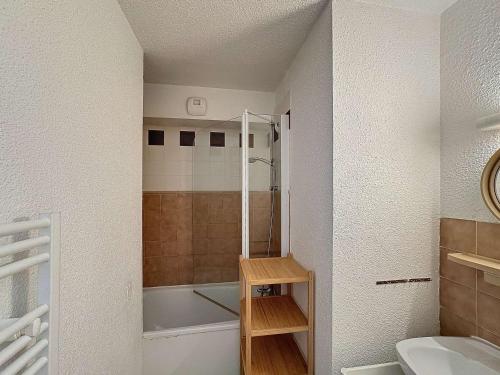 La petite salle de bains est pourvue d'une baignoire et d'une douche. dans l'établissement 3 pièces pour 6 pers, accès pistes, commerces à proximité, Les Menuires - FR-1-178-155, aux Menuires