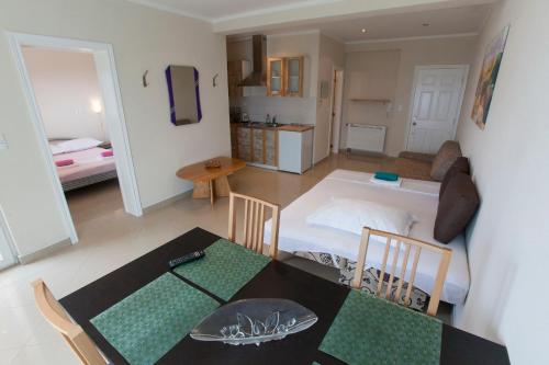 En eller flere senge i et værelse på Apartments Damjanovic