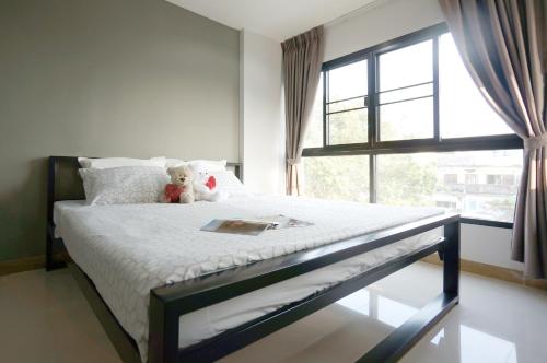 إن كلوفر في بانغسين: غرفة نوم مع سرير مع دمية دب عليها
