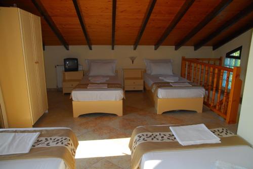 Postel nebo postele na pokoji v ubytování Oneiro Zois villas