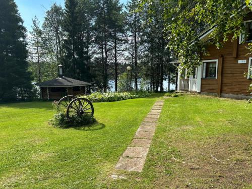 un cortile con gazebo accanto a una casa di Holiday Home Haapala by Interhome a Karjalaisenniemi