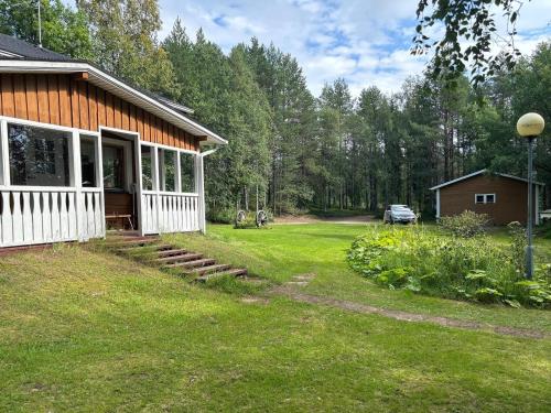 una casa con portico e cortile di Holiday Home Haapala by Interhome a Karjalaisenniemi