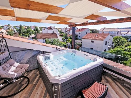 una vasca idromassaggio sul balcone di una casa di Apartment Dragica by Interhome a Pješčana Uvala