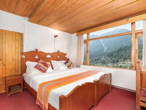 Postel nebo postele na pokoji v ubytování Pahalgam Hotel