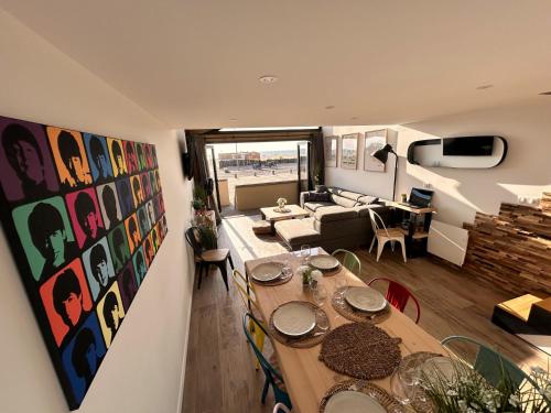 un salon avec une table et un canapé dans l'établissement Appartement face à l'océan Chez Tao, à Capbreton