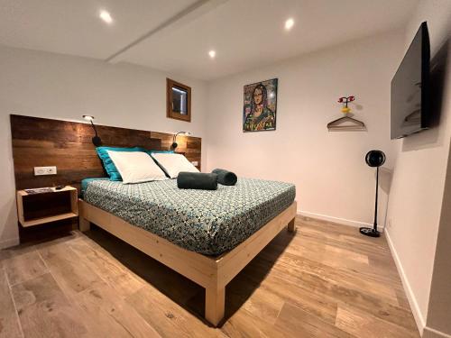 une chambre avec un lit avec des oreillers bleus et blancs dans l'établissement Appartement face à l'océan Chez Tao, à Capbreton