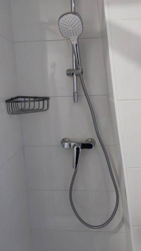 une douche avec pommeau de douche dans une salle de bain dans l'établissement Charming Studio near Châtelet Saint Sauveur, à Paris