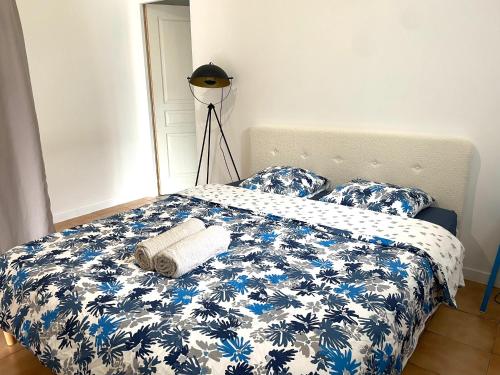 une chambre avec un lit avec une couette bleue et blanche dans l'établissement Superbe annAix de villa - Maison Odonata, à Aix-en-Provence