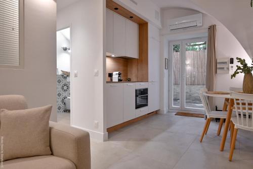 une cuisine et un salon avec une table et des chaises dans l'établissement Ancienne cave de pêcheur, à La Ciotat