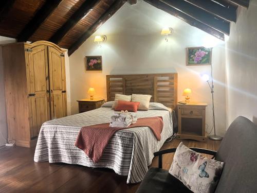 Postel nebo postele na pokoji v ubytování Stunning Rustic House El Pinar & WiFi
