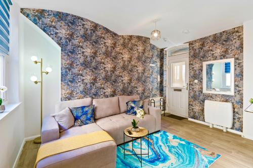 ein Wohnzimmer mit Sofa und Tisch in der Unterkunft Modern 1-Bed Serviced Apartment - Central Brighton in Brighton & Hove