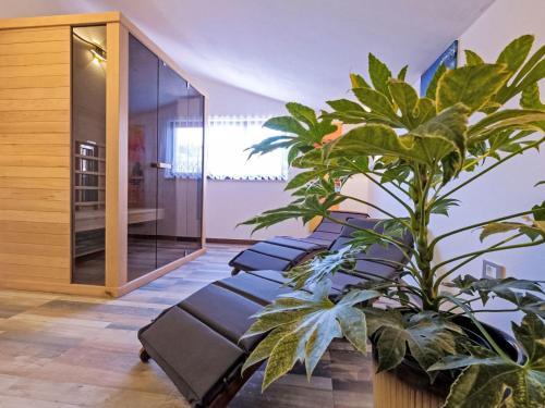 una fila di sedie in una sala d'attesa con una pianta di Apartment Dragica by Interhome a Pješčana Uvala
