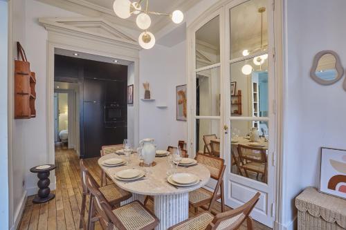 une salle à manger avec une table et des chaises dans l'établissement Appartment St Germain des pres by Studio Prestige, à Paris