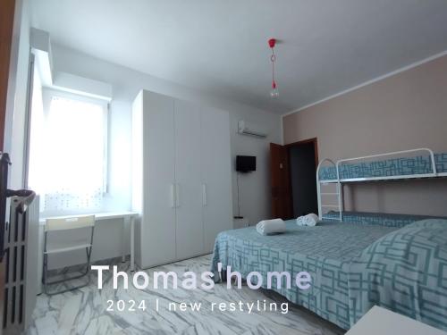 a bedroom with a bed and a window at Thomas'home in Comiso