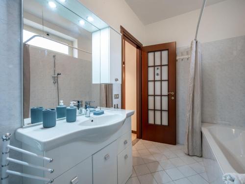 Bilik mandi di Apartment Adele by Interhome