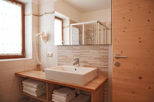 a bathroom with a sink and a mirror at Agriturismo Soleseid in San Vigilio Di Marebbe