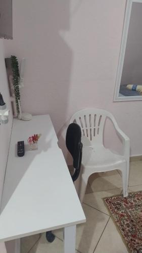 a white desk and a white chair in a room at Apartamento Completo em Osasco Tranquilo e Familiar in Osasco