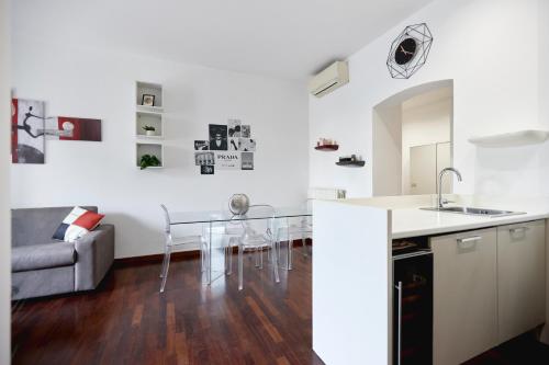 una cucina e un soggiorno con un tavolo e un divano di Cadorna CityView Flat - Strategic position in the middle of the Square a Milano