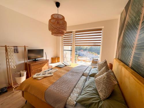 Un dormitorio con una cama grande con una ventana grande. en Apartmán v meste Bratislava, en Bratislava