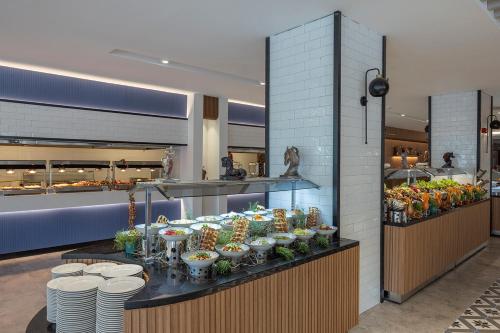 een buffet met kommen en borden met eten bij Berry Blue Hotels in Side