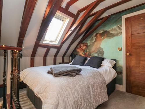 Una cama o camas en una habitación de St Edmunds Church