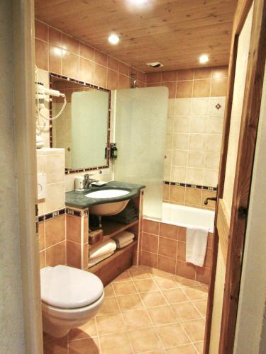 Salle de bains dans l'établissement Les Grands Montets Hotel & Spa