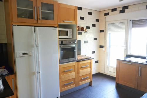 una cucina con frigorifero e forno a microonde di Villa Ariadna a Murcia