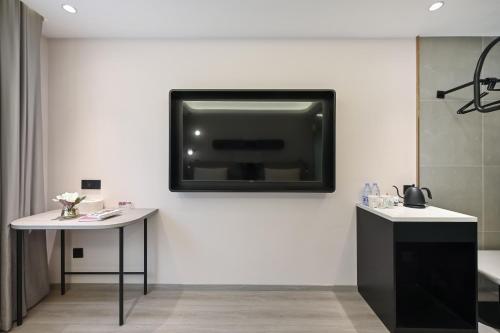 北京市にあるAtour Light Hotel Beijing Xizhimen Exhibition Hallのバスルーム(壁にテレビ付)
