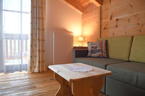 a living room with a couch and a table at Agriturismo Soleseid in San Vigilio Di Marebbe