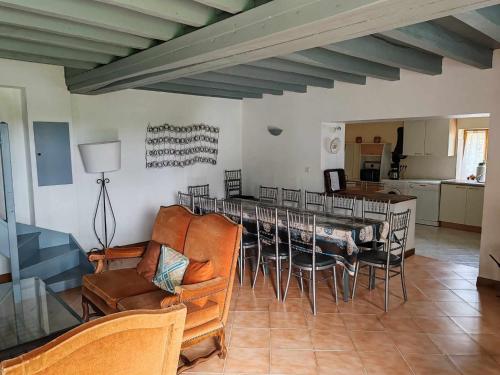 - un salon avec une table à manger et des chaises dans l'établissement Gites de groupe à Richelieu, à Braye-sous-Faye