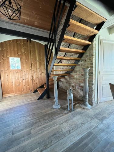 a staircase in a room with wooden floors and a stair case at Wildenburgs klaverhuisje in Wingene