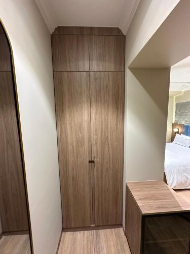 Postel nebo postele na pokoji v ubytování Rudraya Homes - Cozy Premium Serviced Apartments Khar - next to Bandra