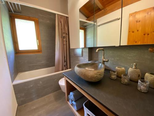 a bathroom with a sink and a toilet and a tub at Casa Ansiel - 2.5 Zimmer Ferienwohnung am Sonnenhang von Falera in Falera