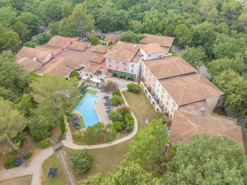 Bazén v ubytování Mercure Antibes Sophia Antipolis nebo v jeho okolí