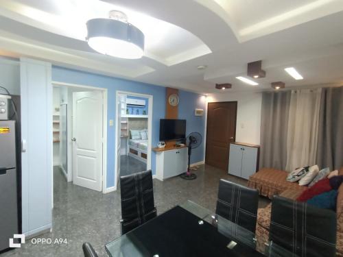 TV a/nebo společenská místnost v ubytování One Oasis Davao Condo 2BR Behind SM Mall with WIFI & Pool