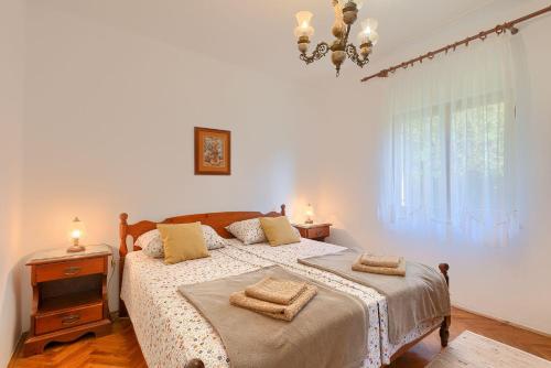 een slaapkamer met een bed met twee handdoeken erop bij Casa Anka in Medulin