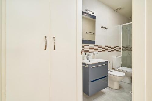 a bathroom with a toilet and a sink at Rosa Náutica La Herradura in Almuñécar
