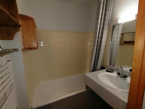 une salle de bain avec un lavabo et une baignoire dans l'établissement Appartement 4 pers · Ski aux pieds · Balcon · Casier à skis · Parking gratuit - FR-1-181-2534, à Aime La Plagne