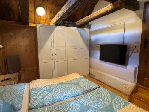 Una cama o camas en una habitación de Ferienhaus Fischerhütte Rassis Feriendorf Donnersbachwald